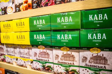 Lviv, Ukrayna, 18 Ağustos 2024 hediyelik eşya dükkanı Lviv şehir merkezinde yer almaktadır. Mağaza, Rusya ile savaşa rağmen turistlere çeşitli ürünler satıyor..