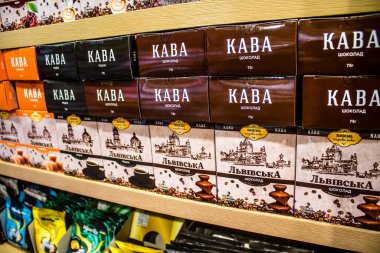 Lviv, Ukrayna, 18 Ağustos 2024 hediyelik eşya dükkanı Lviv şehir merkezinde yer almaktadır. Mağaza, Rusya ile savaşa rağmen turistlere çeşitli ürünler satıyor..