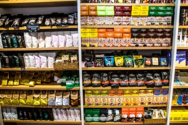 Lviv, Ukrayna, 18 Ağustos 2024 hediyelik eşya dükkanı Lviv şehir merkezinde yer almaktadır. Mağaza, Rusya ile savaşa rağmen turistlere çeşitli ürünler satıyor..