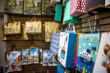 Lviv, Ukrayna, 18 Ağustos 2024 hediyelik eşya dükkanı Lviv şehir merkezinde yer almaktadır. Mağaza, Rusya ile savaşa rağmen turistlere çeşitli ürünler satıyor..