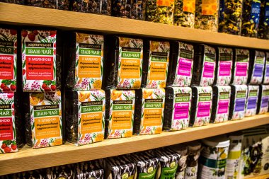 Lviv, Ukrayna, 18 Ağustos 2024 hediyelik eşya dükkanı Lviv şehir merkezinde yer almaktadır. Mağaza, Rusya ile savaşa rağmen turistlere çeşitli ürünler satıyor..