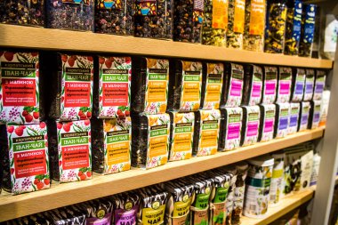 Lviv, Ukrayna, 18 Ağustos 2024 hediyelik eşya dükkanı Lviv şehir merkezinde yer almaktadır. Mağaza, Rusya ile savaşa rağmen turistlere çeşitli ürünler satıyor..