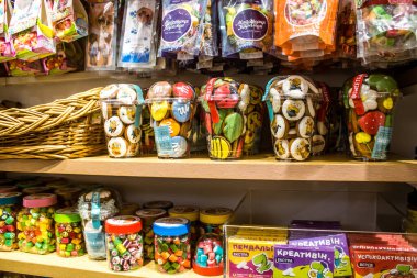 Lviv, Ukrayna, 18 Ağustos 2024 hediyelik eşya dükkanı Lviv şehir merkezinde yer almaktadır. Mağaza, Rusya ile savaşa rağmen turistlere çeşitli ürünler satıyor..