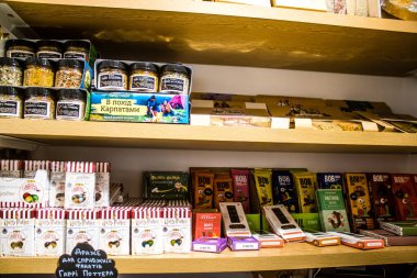 Lviv, Ukrayna, 18 Ağustos 2024 hediyelik eşya dükkanı Lviv şehir merkezinde yer almaktadır. Mağaza, Rusya ile savaşa rağmen turistlere çeşitli ürünler satıyor..