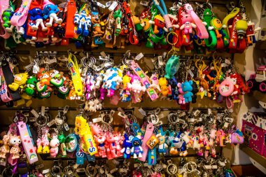 Lviv, Ukrayna, 18 Ağustos 2024 hediyelik eşya dükkanı Lviv şehir merkezinde yer almaktadır. Mağaza, Rusya ile savaşa rağmen turistlere çeşitli ürünler satıyor..