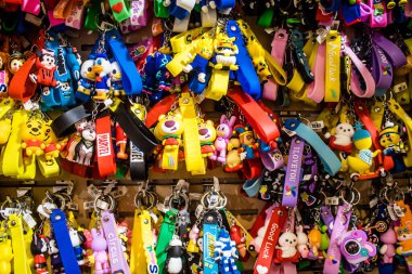 Lviv, Ukrayna, 18 Ağustos 2024 hediyelik eşya dükkanı Lviv şehir merkezinde yer almaktadır. Mağaza, Rusya ile savaşa rağmen turistlere çeşitli ürünler satıyor..