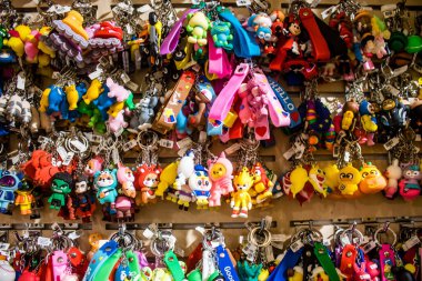 Lviv, Ukrayna, 18 Ağustos 2024 hediyelik eşya dükkanı Lviv şehir merkezinde yer almaktadır. Mağaza, Rusya ile savaşa rağmen turistlere çeşitli ürünler satıyor..