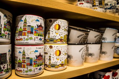 Lviv, Ukrayna, 18 Ağustos 2024 hediyelik eşya dükkanı Lviv şehir merkezinde yer almaktadır. Mağaza, Rusya ile savaşa rağmen turistlere çeşitli ürünler satıyor..