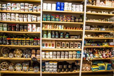 Lviv, Ukrayna, 18 Ağustos 2024 hediyelik eşya dükkanı Lviv şehir merkezinde yer almaktadır. Mağaza, Rusya ile savaşa rağmen turistlere çeşitli ürünler satıyor..