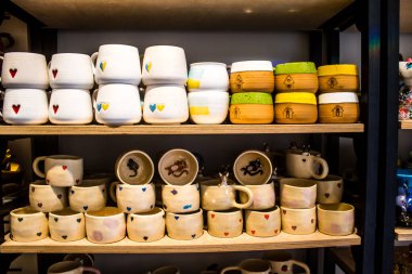 Lviv, Ukrayna, 18 Ağustos 2024 hediyelik eşya dükkanı Lviv şehir merkezinde yer almaktadır. Mağaza, Rusya ile savaşa rağmen turistlere çeşitli ürünler satıyor..