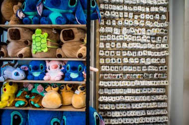 Lviv, Ukrayna, 18 Ağustos 2024 hediyelik eşya dükkanı Lviv şehir merkezinde yer almaktadır. Mağaza, Rusya ile savaşa rağmen turistlere çeşitli ürünler satıyor..