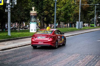 Lviv, Ukrayna, 18 Ağustos 2024 Lviv caddelerinde yuvarlanan taksi. Kamu hizmetleri savaşa ve şehre Rus silahlı kuvvetlerinin saldırısına rağmen faaliyet gösteriyor..