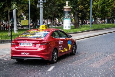 Lviv, Ukrayna, 18 Ağustos 2024 Lviv caddelerinde yuvarlanan taksi. Kamu hizmetleri savaşa ve şehre Rus silahlı kuvvetlerinin saldırısına rağmen faaliyet gösteriyor..