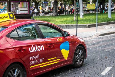 Lviv, Ukrayna, 18 Ağustos 2024 Lviv caddelerinde yuvarlanan taksi. Kamu hizmetleri savaşa ve şehre Rus silahlı kuvvetlerinin saldırısına rağmen faaliyet gösteriyor..