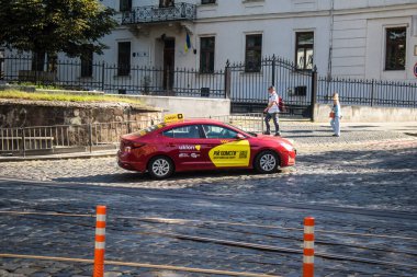 Lviv, Ukrayna, 18 Ağustos 2024 Lviv caddelerinde yuvarlanan taksi. Kamu hizmetleri savaşa ve şehre Rus silahlı kuvvetlerinin saldırısına rağmen faaliyet gösteriyor..
