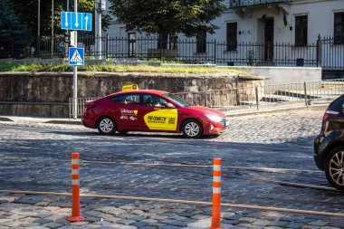 Lviv, Ukrayna, 18 Ağustos 2024 Lviv caddelerinde yuvarlanan taksi. Kamu hizmetleri savaşa ve şehre Rus silahlı kuvvetlerinin saldırısına rağmen faaliyet gösteriyor..
