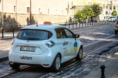 Lviv, Ukrayna, 18 Ağustos 2024 Lviv caddelerinde yuvarlanan taksi. Kamu hizmetleri savaşa ve şehre Rus silahlı kuvvetlerinin saldırısına rağmen faaliyet gösteriyor..
