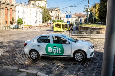 Lviv, Ukrayna, 18 Ağustos 2024 Lviv caddelerinde yuvarlanan taksi. Kamu hizmetleri savaşa ve şehre Rus silahlı kuvvetlerinin saldırısına rağmen faaliyet gösteriyor..