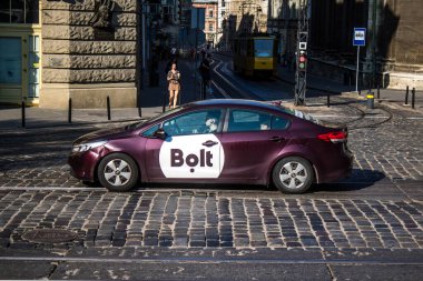 Lviv, Ukrayna, 18 Ağustos 2024 Lviv caddelerinde yuvarlanan taksi. Kamu hizmetleri savaşa ve şehre Rus silahlı kuvvetlerinin saldırısına rağmen faaliyet gösteriyor..