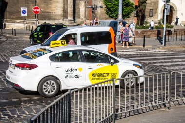 Lviv, Ukrayna, 18 Ağustos 2024 Lviv caddelerinde yuvarlanan taksi. Kamu hizmetleri savaşa ve şehre Rus silahlı kuvvetlerinin saldırısına rağmen faaliyet gösteriyor..