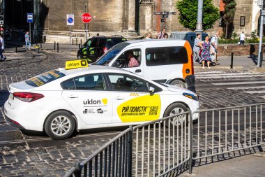 Lviv, Ukrayna, 18 Ağustos 2024 Lviv caddelerinde yuvarlanan taksi. Kamu hizmetleri savaşa ve şehre Rus silahlı kuvvetlerinin saldırısına rağmen faaliyet gösteriyor..