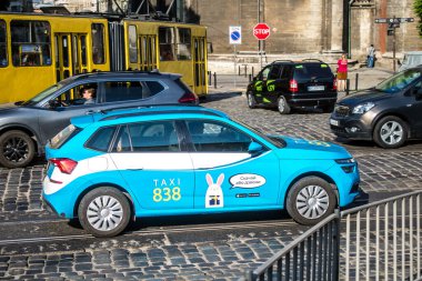 Lviv, Ukrayna, 18 Ağustos 2024 Lviv caddelerinde yuvarlanan taksi. Kamu hizmetleri savaşa ve şehre Rus silahlı kuvvetlerinin saldırısına rağmen faaliyet gösteriyor..