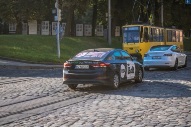 Lviv, Ukrayna, 18 Ağustos 2024 Lviv caddelerinde yuvarlanan taksi. Kamu hizmetleri savaşa ve şehre Rus silahlı kuvvetlerinin saldırısına rağmen faaliyet gösteriyor..