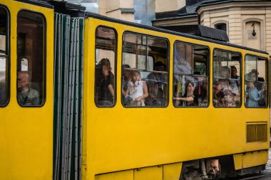 Lviv, Ukrayna, 18 Ağustos 2024 Lviv tramvayı şehir düzenli olarak bombalama ve balistik saldırı tehdidi altındayken çalışmaya devam etmektedir. Lviv 'in kamu hizmetleri Rus füzeleri tarafından hedef alınmıştır..