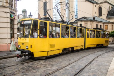 Lviv, Ukrayna, 18 Ağustos 2024 Lviv tramvayı şehir düzenli olarak bombalama ve balistik saldırı tehdidi altındayken çalışmaya devam etmektedir. Lviv 'in kamu hizmetleri Rus füzeleri tarafından hedef alınmıştır..