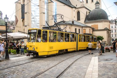 Lviv, Ukrayna, 18 Ağustos 2024 Lviv tramvayı şehir düzenli olarak bombalama ve balistik saldırı tehdidi altındayken çalışmaya devam etmektedir. Lviv 'in kamu hizmetleri Rus füzeleri tarafından hedef alınmıştır..