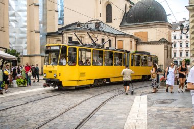 Lviv, Ukrayna, 18 Ağustos 2024 Lviv tramvayı şehir düzenli olarak bombalama ve balistik saldırı tehdidi altındayken çalışmaya devam etmektedir. Lviv 'in kamu hizmetleri Rus füzeleri tarafından hedef alınmıştır..