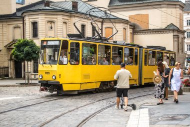 Lviv, Ukrayna, 18 Ağustos 2024 Lviv tramvayı şehir düzenli olarak bombalama ve balistik saldırı tehdidi altındayken çalışmaya devam etmektedir. Lviv 'in kamu hizmetleri Rus füzeleri tarafından hedef alınmıştır..