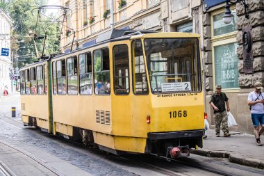 Lviv, Ukrayna, 18 Ağustos 2024 Lviv tramvayı şehir düzenli olarak bombalama ve balistik saldırı tehdidi altındayken çalışmaya devam etmektedir. Lviv 'in kamu hizmetleri Rus füzeleri tarafından hedef alınmıştır..