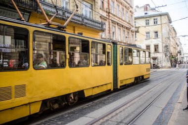 Lviv, Ukrayna, 18 Ağustos 2024 Lviv tramvayı şehir düzenli olarak bombalama ve balistik saldırı tehdidi altındayken çalışmaya devam etmektedir. Lviv 'in kamu hizmetleri Rus füzeleri tarafından hedef alınmıştır..