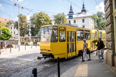 Lviv, Ukrayna, 18 Ağustos 2024 Lviv tramvayı şehir düzenli olarak bombalama ve balistik saldırı tehdidi altındayken çalışmaya devam etmektedir. Lviv 'in kamu hizmetleri Rus füzeleri tarafından hedef alınmıştır..