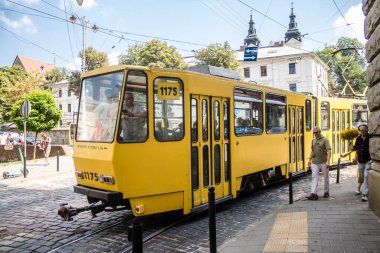 Lviv, Ukrayna, 18 Ağustos 2024 Lviv tramvayı şehir düzenli olarak bombalama ve balistik saldırı tehdidi altındayken çalışmaya devam etmektedir. Lviv 'in kamu hizmetleri Rus füzeleri tarafından hedef alınmıştır..