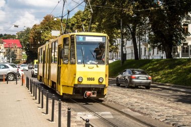 Lviv, Ukrayna, 18 Ağustos 2024 Lviv tramvayı şehir düzenli olarak bombalama ve balistik saldırı tehdidi altındayken çalışmaya devam etmektedir. Lviv 'in kamu hizmetleri Rus füzeleri tarafından hedef alınmıştır..
