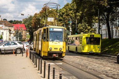 Lviv, Ukrayna, 18 Ağustos 2024 Lviv tramvayı şehir düzenli olarak bombalama ve balistik saldırı tehdidi altındayken çalışmaya devam etmektedir. Lviv 'in kamu hizmetleri Rus füzeleri tarafından hedef alınmıştır..