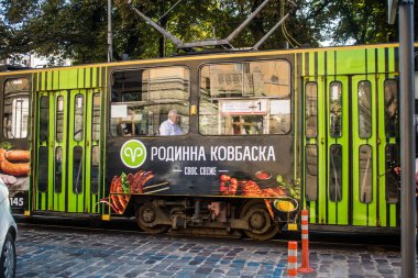 Lviv, Ukrayna, 18 Ağustos 2024 Lviv tramvayı şehir düzenli olarak bombalama ve balistik saldırı tehdidi altındayken çalışmaya devam etmektedir. Lviv 'in kamu hizmetleri Rus füzeleri tarafından hedef alınmıştır..