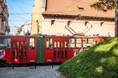 Lviv, Ukrayna, 18 Ağustos 2024 Lviv tramvayı şehir düzenli olarak bombalama ve balistik saldırı tehdidi altındayken çalışmaya devam etmektedir. Lviv 'in kamu hizmetleri Rus füzeleri tarafından hedef alınmıştır..