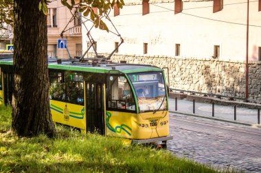 Lviv, Ukrayna, 18 Ağustos 2024 Lviv tramvayı şehir düzenli olarak bombalama ve balistik saldırı tehdidi altındayken çalışmaya devam etmektedir. Lviv 'in kamu hizmetleri Rus füzeleri tarafından hedef alınmıştır..