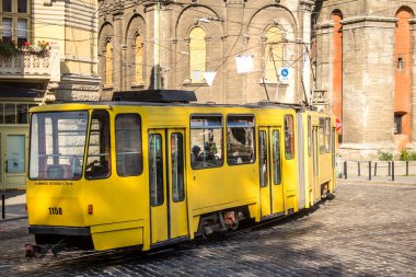 Lviv, Ukrayna, 18 Ağustos 2024 Lviv tramvayı şehir düzenli olarak bombalama ve balistik saldırı tehdidi altındayken çalışmaya devam etmektedir. Lviv 'in kamu hizmetleri Rus füzeleri tarafından hedef alınmıştır..