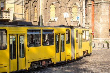 Lviv, Ukrayna, 18 Ağustos 2024 Lviv tramvayı şehir düzenli olarak bombalama ve balistik saldırı tehdidi altındayken çalışmaya devam etmektedir. Lviv 'in kamu hizmetleri Rus füzeleri tarafından hedef alınmıştır..