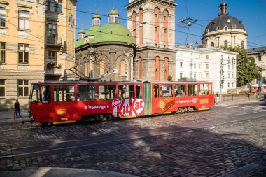 Lviv, Ukrayna, 18 Ağustos 2024 Lviv tramvayı şehir düzenli olarak bombalama ve balistik saldırı tehdidi altındayken çalışmaya devam etmektedir. Lviv 'in kamu hizmetleri Rus füzeleri tarafından hedef alınmıştır..