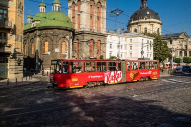 Lviv, Ukrayna, 18 Ağustos 2024 Lviv tramvayı şehir düzenli olarak bombalama ve balistik saldırı tehdidi altındayken çalışmaya devam etmektedir. Lviv 'in kamu hizmetleri Rus füzeleri tarafından hedef alınmıştır..