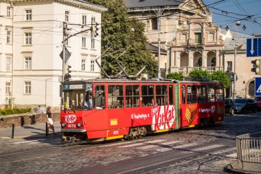 Lviv, Ukrayna, 18 Ağustos 2024 Lviv tramvayı şehir düzenli olarak bombalama ve balistik saldırı tehdidi altındayken çalışmaya devam etmektedir. Lviv 'in kamu hizmetleri Rus füzeleri tarafından hedef alınmıştır..