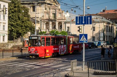 Lviv, Ukrayna, 18 Ağustos 2024 Lviv tramvayı şehir düzenli olarak bombalama ve balistik saldırı tehdidi altındayken çalışmaya devam etmektedir. Lviv 'in kamu hizmetleri Rus füzeleri tarafından hedef alınmıştır..