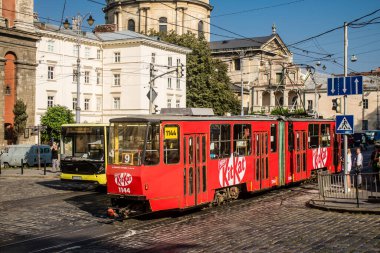 Lviv, Ukrayna, 18 Ağustos 2024 Lviv tramvayı şehir düzenli olarak bombalama ve balistik saldırı tehdidi altındayken çalışmaya devam etmektedir. Lviv 'in kamu hizmetleri Rus füzeleri tarafından hedef alınmıştır..