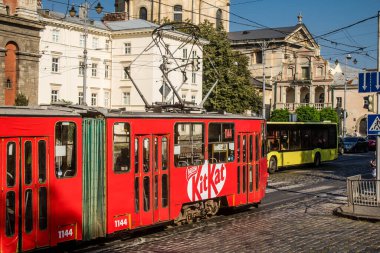 Lviv, Ukrayna, 18 Ağustos 2024 Lviv tramvayı şehir düzenli olarak bombalama ve balistik saldırı tehdidi altındayken çalışmaya devam etmektedir. Lviv 'in kamu hizmetleri Rus füzeleri tarafından hedef alınmıştır..