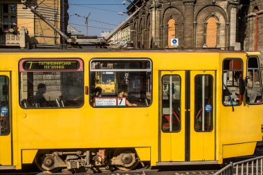 Lviv, Ukrayna, 18 Ağustos 2024 Lviv tramvayı şehir düzenli olarak bombalama ve balistik saldırı tehdidi altındayken çalışmaya devam etmektedir. Lviv 'in kamu hizmetleri Rus füzeleri tarafından hedef alınmıştır..